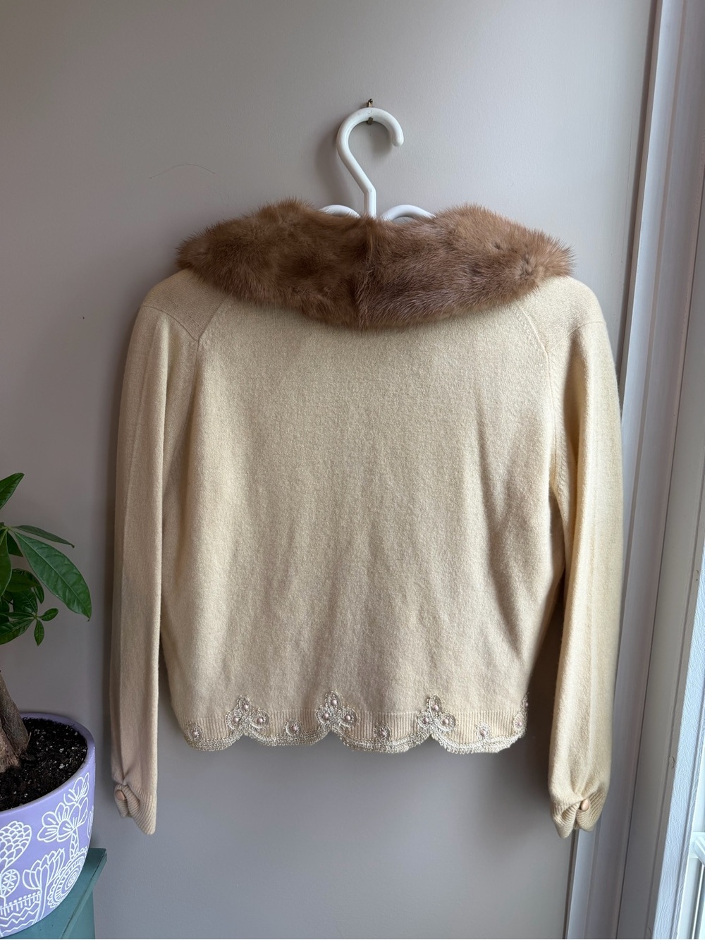 Beautiful Vintage Canadian Fur Co Cashmere Cardigan with Mink collar - Picture 8 of 8